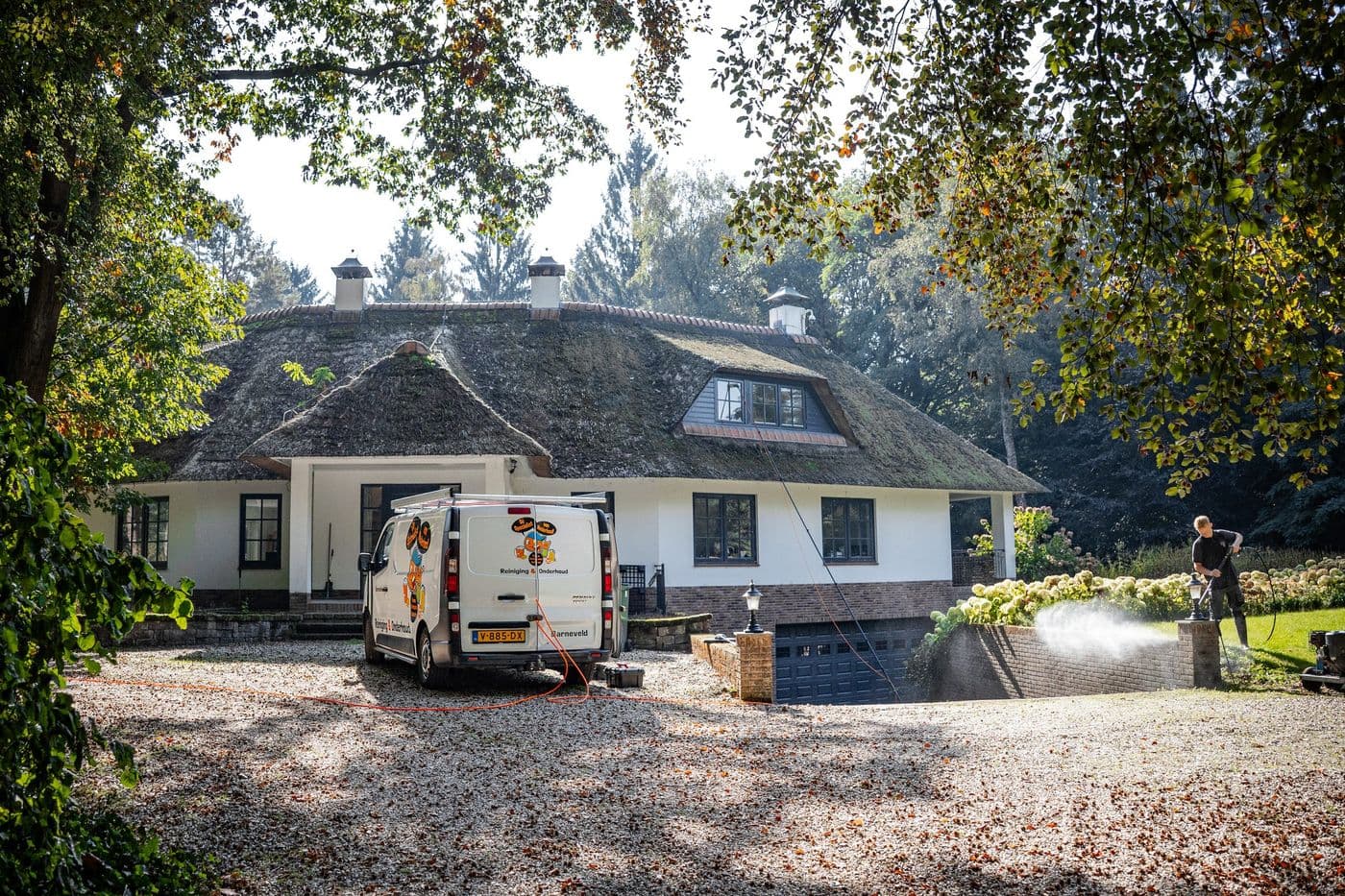Specialist van Nederland aan het werk aan een pand