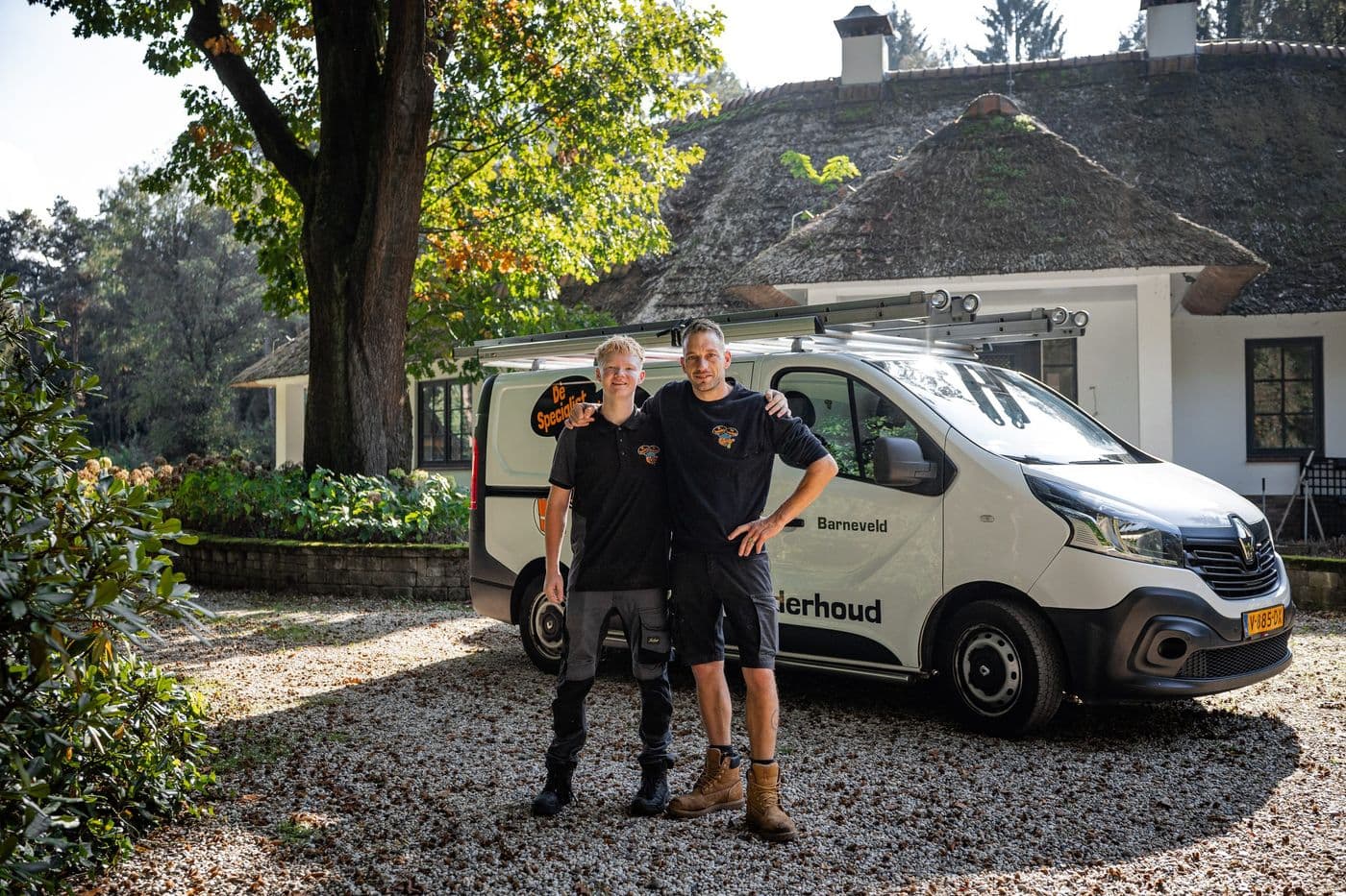 Twee medewerkers bij de bus