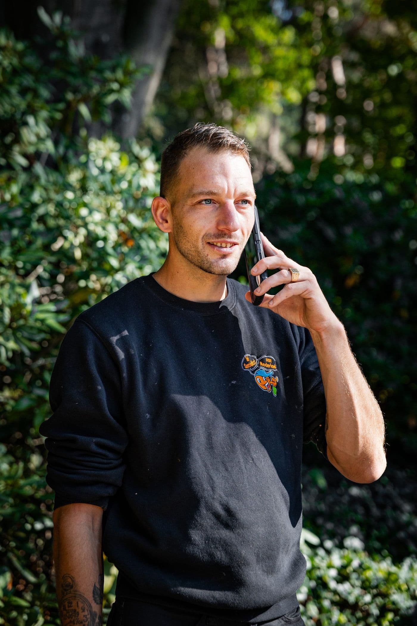 Medewerker van Specialist van Nederland aan de telefoon